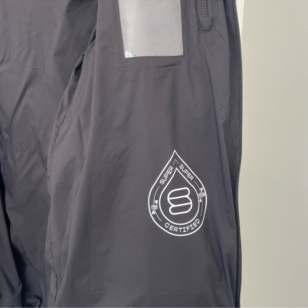Aritzia Black Hooded Puffer Coat

The Super Puff, Om Mid - Rainstop Size S - Picture 4 of 7